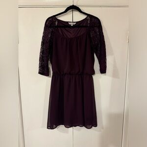 Flowey dress with cinch waist, lace sleeves, and in excellent condition.